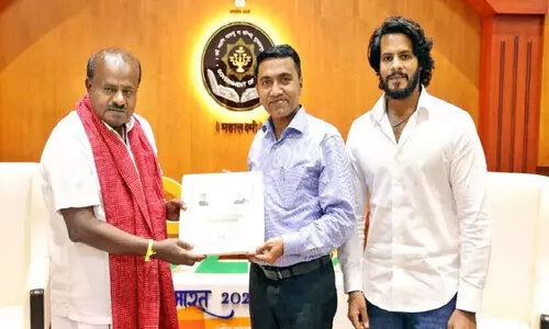 ജെ.​ഡി-​എ​സ്- ബി.​ജെ.​പി സ​ഖ്യം: കു​മാ​ര​സ്വാ​മി ഗോ​വ മു​ഖ്യ​മ​ന്ത്രി​യെ കണ്ടു