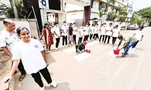 വ​ണ്ടൂ​ർ ഗ​വ. ഗേ​ൾ​സ് ഹൈസ്കൂ​ളി​നു മു​ന്നി​ൽ അ​പ​ക​ടഭീ​ഷ​ണി; സീ​ബ്രാ​ലൈ​ൻ പു​നഃ​സ്ഥാ​പി​ച്ച് വി​ദ്യാ​ർ​ഥി​ക​ൾ