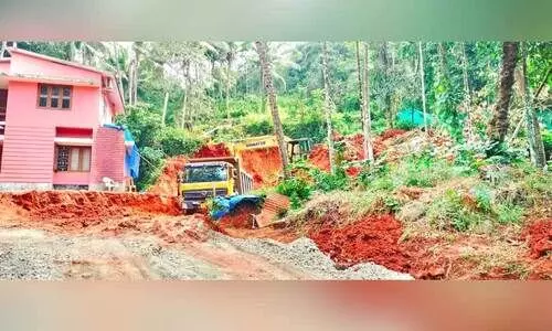 ദേ​ശീ​യ​പാ​ത നി​ർ​മാ​ണ​ത്തി​നാ​യി ചോ​യി​കുള​ത്തി​നു  സ​മീ​പം ന​ട​ക്കു​ന്ന മ​ണ്ണെ​ടു​പ്പ്