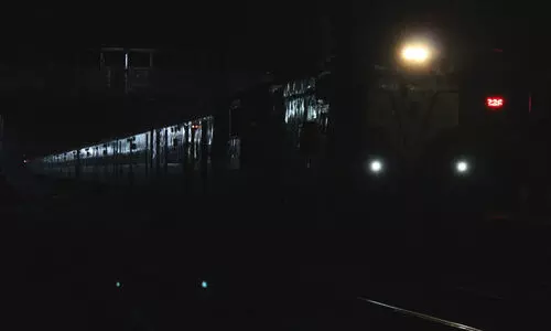 തിരൂരിൽ ട്രെയിനിൽ പുക, യാത്രക്കാര്‍ കൂട്ടത്തോടെ പുറത്തേക്ക് ചാടി; കുതിച്ചെത്തിയ വന്ദേഭാരതിന് മുന്നില്‍നിന്ന് രക്ഷപ്പെട്ടത് തലനാരിഴക്ക്