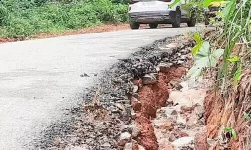 തലയാട്-കക്കയം റോഡിൽ 28ാം മൈലിൽ ജൽജീവൻ പദ്ധതി പൈപ്പ് ലൈൻ സ്ഥാപിച്ച റോഡരികിലെ മണ്ണിളകി ഗർത്തമായ നിലയിൽ