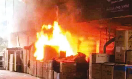 ഗൃ​ഹോ​പ​ക​ര​ണ വി​ൽ​പ​ന​ശാ​ല​യി​ൽ വ​ൻ​ അ​ഗ്നി​ബാ​ധ