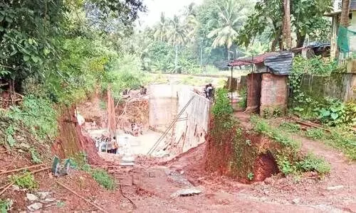 പാ​തി​വ​ഴി​യി​ലാ​യ പൂ​വാ​ട​ൻ ഗേ​റ്റ് അ​ടി​പ്പാ​ത നി​ർ​മാ​ണം