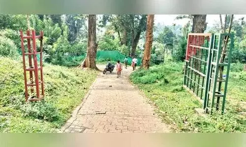 വ​നം​വ​കു​പ്പ് സ്ഥാ​പി​ച്ച ഗേ​റ്റ്  ആന തകർത്ത നിലയിൽ