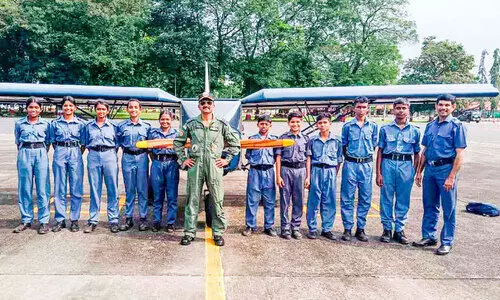 ആകാശ പറക്കലിൽ കൗതുകം നിറച്ച് എൻ.സി.സി കാഡറ്റുകൾ