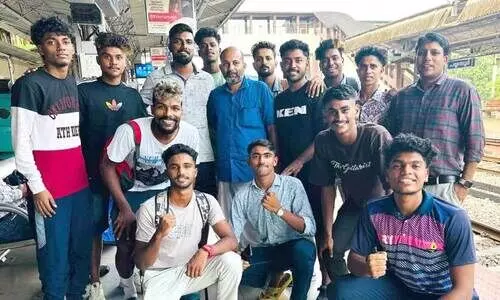 നാ​ഷ​ന​ൽ ഗെ​യിം​സി​ൽ പ​ങ്കെ​ടു​ക്കു​ന്ന​തി​നു​ള്ള  കേ​ര​ള ബീ​ച്ച് ഫു​ട്ബാ​ൾ ടീം ​പു​റ​പ്പെ​ട്ട​പ്പോ​ൾ