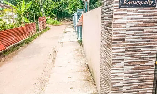 അശാസ്ത്രീയ ഓട നിർമാണം; ഉയര വ്യത്യാസത്തിൽ കുടുങ്ങി നാട്ടുകാർ