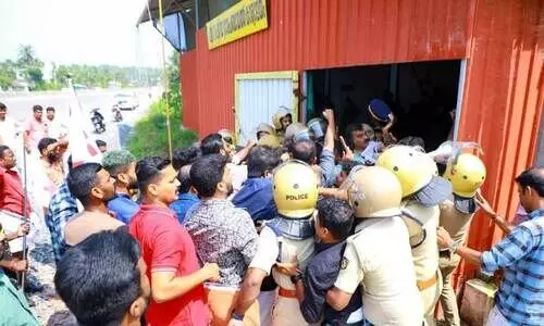പു​ല്ലൂ​ർ പെ​രി​യ പ​ഞ്ചാ​യ​ത്ത് മാ​ർ​ച്ചി​ൽ പൊ​ലീ​സും ഡി.​വൈ.​എ​ഫ്.ഐ ​പ്ര​വ​ർ​ത്ത​ക​രു​ം  തമ്മിലുണ്ടായ സം​ഘ​ർ​ഷം