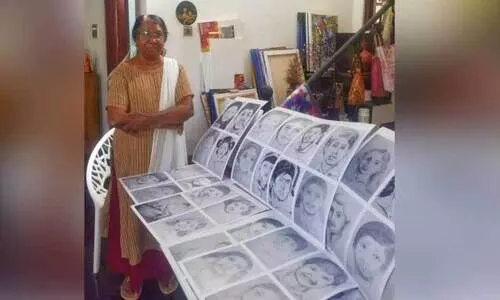 അധ്യാപന ജോലിക്കിടയിൽ വരഞ്ഞ  കുട്ടികളുടെ ചിത്രങ്ങളുമായി പി. സതി ടീച്ചർ