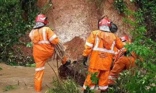 മ​ണ്ണി​ടി​ഞ്ഞു​വീ​ണ് തോ​ട്ടി​ലെ ഒ​ഴു​ക്ക് നി​ല​ച്ച​ത് മാ​റ്റി ഒ​ഴു​ക്ക് പു​നഃ​സ്ഥാ​പി​ക്കു​ന്ന അ​ഗ്​​നി​ര​ക്ഷാ​സേ​ന