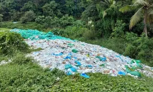 തി​രു​വ​ന​ന്ത​പു​രം മെ​ഡി​ക്ക​ല്‍ കോ​ള​ജ് ഗ്രൗ​ണ്ടി​നു സ​മീ​പം വാ​ഹ​ന​ങ്ങ​ള്‍ പാ​ര്‍ക്കു ചെ​യ്യു​ന്ന  സ്ഥ​ല​ത്തെ മാ​ലി​ന്യ നി​ക്ഷേ​പം.