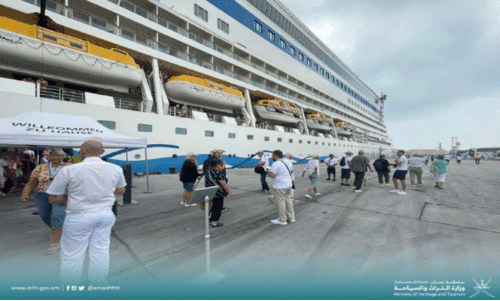 വി​നോ​ദ​സ​ഞ്ചാ​രി​ക​ളു​മാ​യി ‘അ​യി​ഡ ബെ​ല്ല’ സ​ലാ​ല തു​റ​മു​ഖ​ത്ത്​