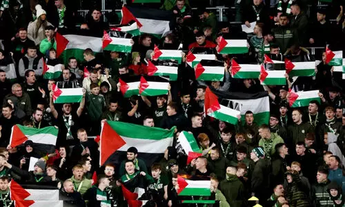celtic fans with palestine flag