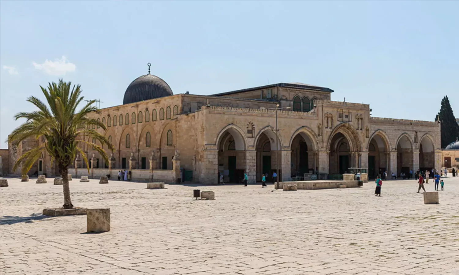 അൽ അഖ്സ പള്ളിയിലേക്ക് മുസ്‍ലിംകൾക്കുള്ള പ്രവേശനം തടഞ്ഞ് ഇസ്രായേൽ​ പൊലീസ്