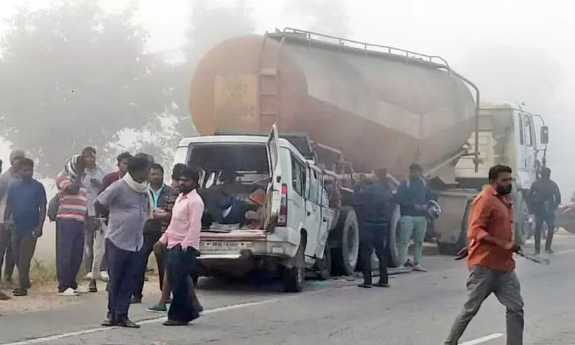 നി​ര്‍ത്തി​യി​ട്ട ടാ​ങ്ക​ര്‍ ലോ​റി​യി​ല്‍ കാ​റി​ടി​ച്ച് 13 പേ​ര്‍ മ​രി​ച്ചു