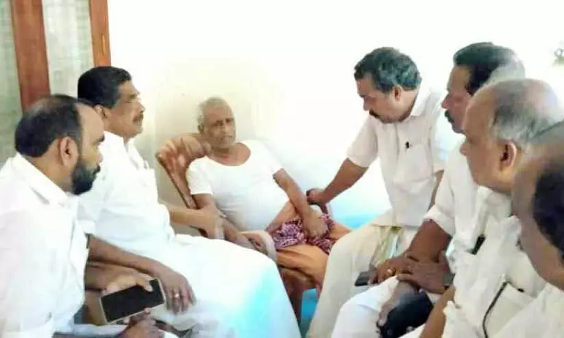 മരിച്ച പൊലീസ് ഓഫിസർ സുധീഷിന്റെ വീട്ടിലെത്തിയ മുല്ലപ്പള്ളി രാമചന്ദ്രൻ കുടുംബാംഗങ്ങളെ ആശ്വസിപ്പിക്കുന്നു മരിച്ച പൊലീസ് ഓഫിസർ സുധീഷിന്റെ വീട്ടിലെത്തിയ മുല്ലപ്പള്ളി രാമചന്ദ്രൻ കുടുംബാംഗങ്ങളെ ആശ്വസിപ്പിക്കുന്നു