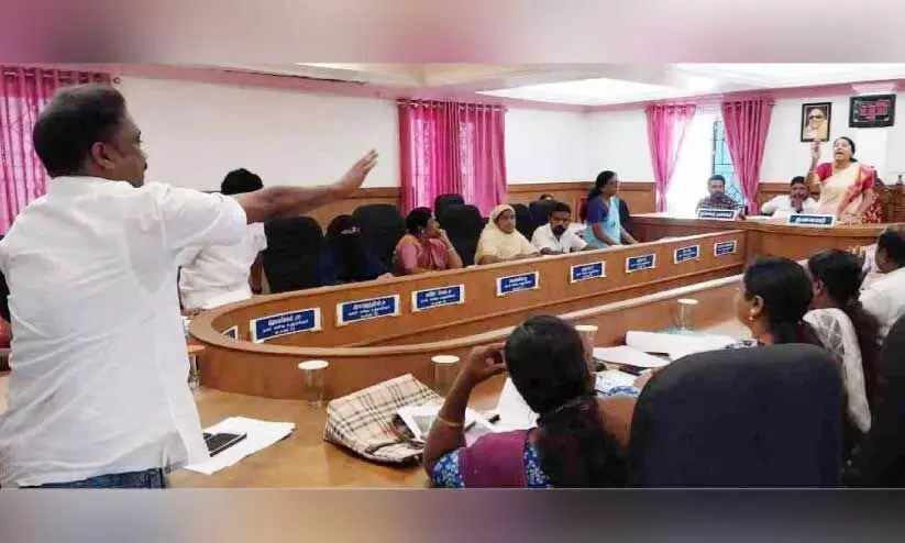 ഗൂ​ഡ​ല്ലൂ​ർ ന​ഗ​ര​സ​ഭ സ​മി​തി യോ​ഗ​ത്തി​നി​ടെ കൗ​ൺ​സി​ല​ർ ഉ​സ്മാ​നും ചെ​യ​ർ​പേ​ഴ്സ​ൻ പ​രി​മ​ള​യും ത​മ്മി​ൽ ന​ട​ന്ന വ​ാഗ്വാ​ദം