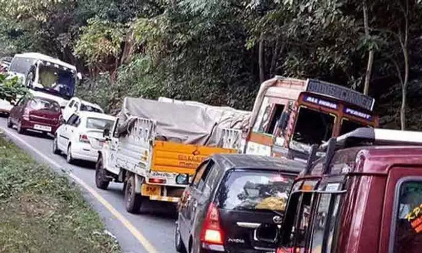 ചുരത്തിലെ ഗതാഗതക്കുരുക്ക്; പൂഴിത്തോട്-പടിഞ്ഞാറത്തറ പാത; അനാസ്ഥയെന്ന് ജനകീയ കര്‍മസമിതി