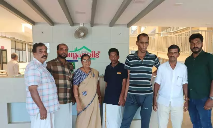 ക​ണി​ച്ചി​റ​യി​ലെ സു​മി​ത്തി​നെ (ടീ ​ഷ​ർ​ട്ട് ധരിച്ചയാൾ) ക​ണ്ണൂ​ർ സ്നേ​ഹ​വീ​ട്ടി​ൽ എ​ത്തി​ച്ച​പ്പോ​ൾ