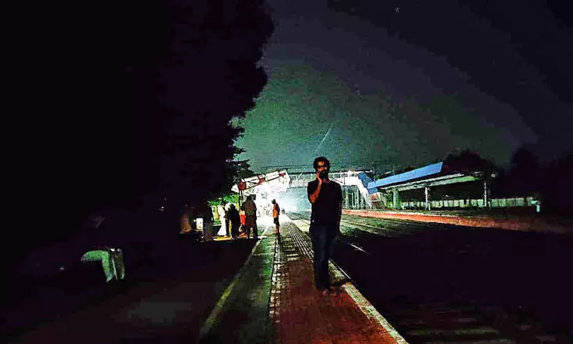 വെ​ളി​ച്ച​മി​ല്ല; കൊ​ല്ല​ങ്കോ​ട് റെ​യി​ൽ​വേ സ്റ്റേ​ഷ​ൻ പ്ലാ​റ്റ്ഫോം ഇ​രു​ട്ടി​ൽ