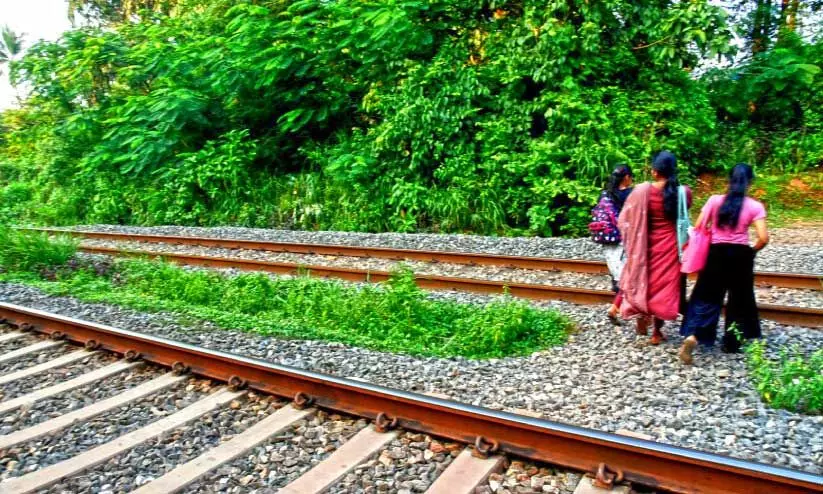 ക​ഴി​ഞ്ഞ​ദി​വ​സം വി​ദ്യാ​ർ​ഥി​നി ട്രെ​യി​ൻ ത​ട്ടി മ​രി​ച്ച കി​ഴു​ത്ത​ള്ളി​യി​ൽ പാ​ളം മു​റി​ച്ചു​ക​ട​ക്കു​ന്ന  വി​ദ്യാ​ർ​ഥി​ക​ൾ