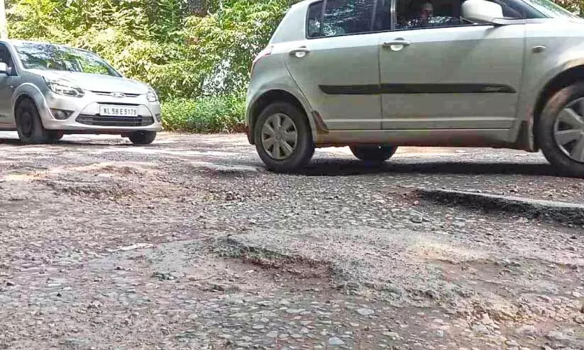 തകർന്ന മാക്കൂട്ടം ചുരം റോഡ് തകർന്ന മാക്കൂട്ടം ചുരം റോഡ്