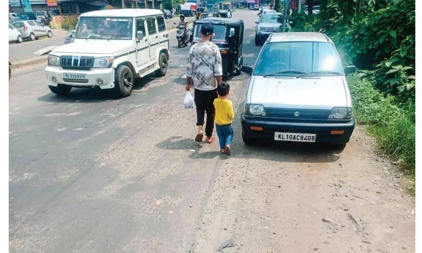 ത​ക​ര്‍ന്ന​ടി​ഞ്ഞ ദേ​ശീ​യ​പാ​ത: അ​ന​ധി​കൃ​ത വാ​ഹ​ന പാ​ര്‍ക്കി​ങ്; കു​രു​ക്കൊ​ഴി​യാ​തെ കൊ​ണ്ടോ​ട്ടി