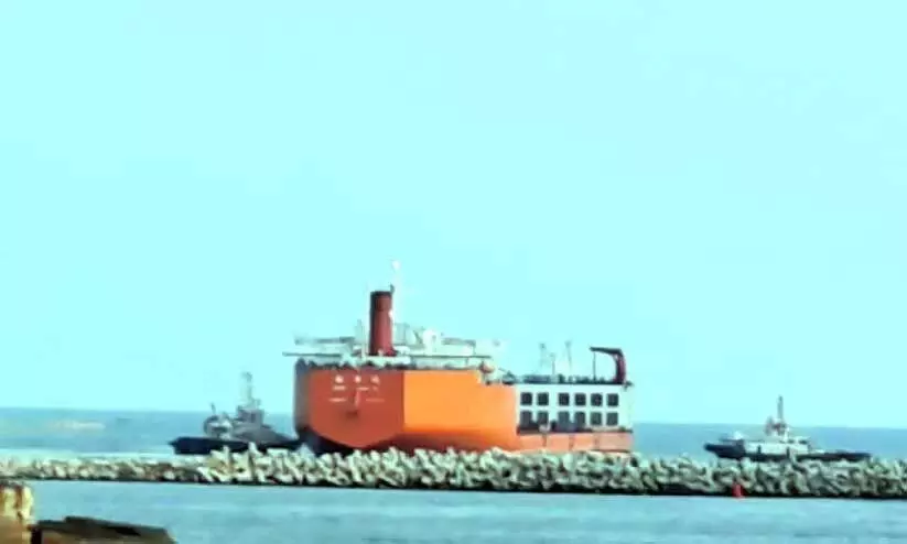 വിഴിഞ്ഞം തുറമുഖത്തുനിന്ന് യാത്ര പുറപ്പെടുന്ന കപ്പൽ വിഴിഞ്ഞം തുറമുഖത്തുനിന്ന് യാത്ര പുറപ്പെടുന്ന കപ്പൽ