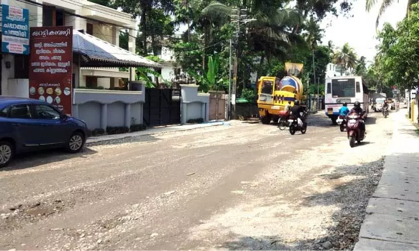 പണിതിട്ടും പണിതിട്ടും പണി തീരുന്നില്ല; ശാപമോക്ഷം കാത്ത് കമേലശ്വരം-പരവൻകുന്ന് റോഡ് പണിതിട്ടും പണിതിട്ടും പണി തീരുന്നില്ല; ശാപമോക്ഷം കാത്ത് കമേലശ്വരം-പരവൻകുന്ന് റോഡ്