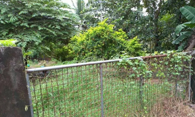 തി​രു​വ​ന​ന്ത​പു​രം മെ​ഡി​ക്ക​ല്‍ കോ​ള​ജി​ലെ ലേ​ഡീ​സ് ഹോ​സ്റ്റ​ല്‍ കെ​ട്ടി​ട​ത്തി​ന്റെ പ​രി​സ​രം  കാ​ടു​പി​ടി​ച്ച നി​ല​യി​ല്‍