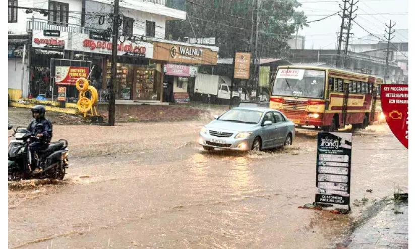 കനത്തമഴയിൽ മൂവാറ്റുപുഴ മുങ്ങി; ഗതാഗതം തടസ്സപ്പെട്ടു കനത്തമഴയിൽ മൂവാറ്റുപുഴ മുങ്ങി; ഗതാഗതം തടസ്സപ്പെട്ടു
