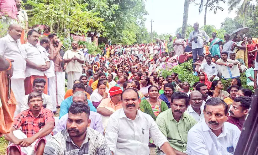 പാലമേൽ മറ്റപ്പള്ളി മലയിൽനിന്ന്​ മണ്ണെടുക്കാൻ നീക്കം; പ്രതിരോധം തീർത്ത് ആയിരങ്ങൾ