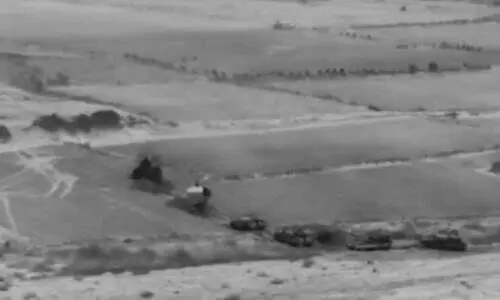 ഗസ്സയിൽ ആക്രമണത്തിനായി മരുഭൂമിയിലൂടെ നീങ്ങുന്ന ഇസ്രായേലി സൈനിക ടാങ്കുകളുടെ  ടെലിവിഷൻ ദൃശ്യം