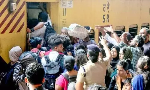 കോഴിക്കോട് റെയിൽവേ സ്റ്റേഷനിൽ ട്രെയിനിൽ കയറിപ്പറ്റാനുള്ള യാത്രക്കാരുടെ തിരക്ക്