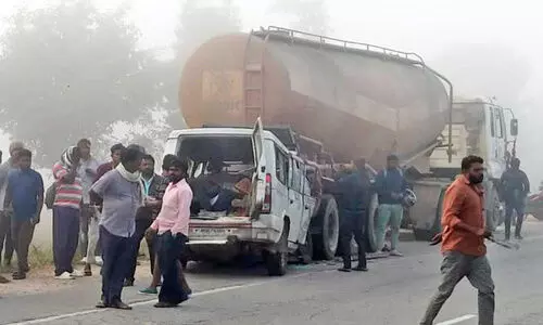 നി​ര്‍ത്തി​യി​ട്ട ടാ​ങ്ക​ര്‍ ലോ​റി​യി​ല്‍ കാ​റി​ടി​ച്ച് 13 പേ​ര്‍ മ​രി​ച്ചു