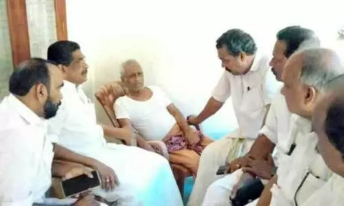 മ​രി​ച്ച പൊ​ലീ​സ് ഓ​ഫി​സ​ർ സു​ധീ​ഷി​ന്റെ വീ​ട്ടി​ലെ​ത്തി​യ മു​ല്ല​പ്പ​ള്ളി രാ​മ​ച​ന്ദ്ര​ൻ കു​ടും​ബാം​ഗ​ങ്ങ​ളെ ആ​ശ്വ​സി​പ്പി​ക്കു​ന്നു