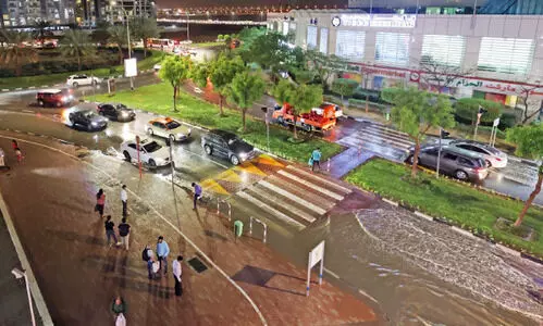 ക​ന​ത്ത മ​ഴ: റെ​ഡ്, യെ​ല്ലോ അ​ല​ർ​ട്ട്; ചി​ല​യി​ട​ങ്ങ​ളി​ൽ ആ​ലി​പ്പ​ഴ വർഷം