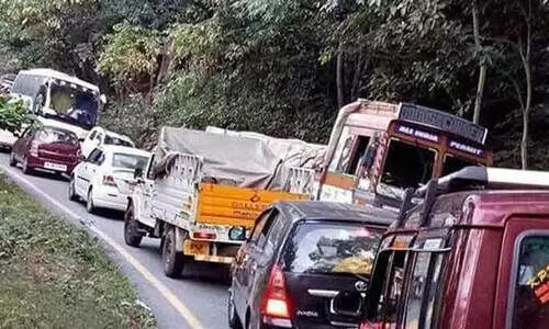 ചുരത്തിലെ ഗതാഗതക്കുരുക്ക്; പൂഴിത്തോട്-പടിഞ്ഞാറത്തറ പാത; അനാസ്ഥയെന്ന് ജനകീയ കര്‍മസമിതി