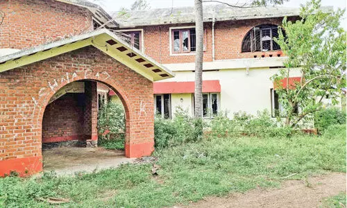 സം​ര​ക്ഷ​ണ​മി​ല്ല; അ​ഗ​ളി​യി​ലെ ഇ​ൻ​സ്പെ​ക്ഷ​ൻ ബം​ഗ്ലാ​വ് ന​ശി​ക്കു​ന്നു