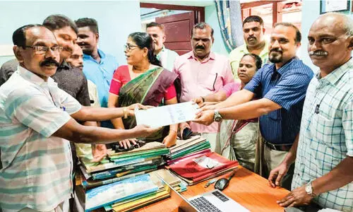 റെയിൽവേ അ​ടി​പ്പാ​ത നി​ർ​മാ​ണ​ത്തി​ന് നാ​ട്ടു​കാ​ർ പി​രി​വെ​ടു​ത്ത് ഭൂ​മി വാ​ങ്ങി