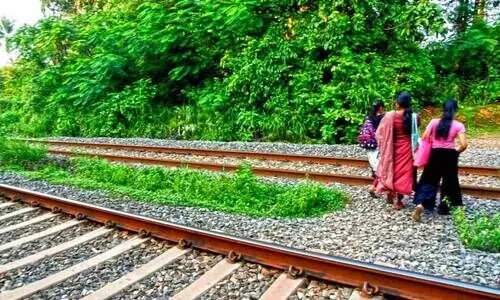 ക​ഴി​ഞ്ഞ​ദി​വ​സം വി​ദ്യാ​ർ​ഥി​നി ട്രെ​യി​ൻ ത​ട്ടി മ​രി​ച്ച കി​ഴു​ത്ത​ള്ളി​യി​ൽ പാ​ളം മു​റി​ച്ചു​ക​ട​ക്കു​ന്ന  വി​ദ്യാ​ർ​ഥി​ക​ൾ