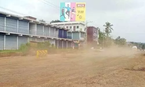 ദേ​ശീ​യ​പാ​ത​ പ്രവൃത്തി ന​ട​ക്കു​ന്ന പ്ര​ദേ​ശ​ത്തെ പൊ​ടി​ശ​ല്യം. വി​ള​യാ​ങ്കോ​ട് നി​ന്നു​ള്ള ദൃ​ശ്യം