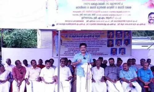 സി.​ആ​ർ. മ​ഹേ​ഷ്‌ എം.​എ​ൽ.​എ ക​രു​നാ​ഗ​പ്പ​ള്ളി റെ​യി​ൽ​വേ സ്റ്റേ​ഷ​ൻ ക​വാ​ട​ത്തി​ൽ ന​ട​ത്തി​യ രാ​പ​ക​ൽ സ​ത്യ​ഗ്ര​ഹം എ.​എം ആ​രി​ഫ് എം.​പി ഉ​ദ്ഘാ​ട​നം ചെ​യ്യു​ന്നു