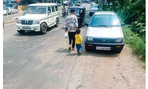 ത​ക​ര്‍ന്ന​ടി​ഞ്ഞ ദേ​ശീ​യ​പാ​ത: അ​ന​ധി​കൃ​ത വാ​ഹ​ന പാ​ര്‍ക്കി​ങ്; കു​രു​ക്കൊ​ഴി​യാ​തെ കൊ​ണ്ടോ​ട്ടി