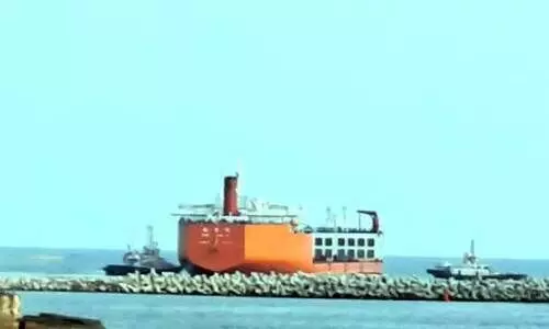 വിഴിഞ്ഞം തു​റ​മു​ഖ​ത്തു​നി​ന്ന് യാ​ത്ര പു​റ​പ്പെ​ടു​ന്ന ക​പ്പ​ൽ