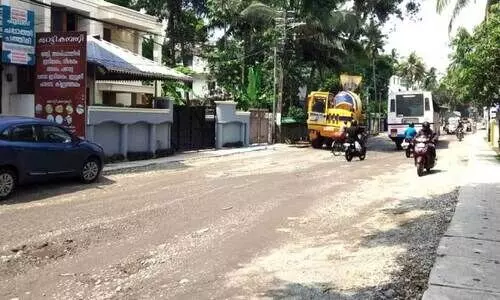 പണിതിട്ടും പണിതിട്ടും പണി തീരുന്നില്ല; ശാപമോക്ഷം കാത്ത് കമേലശ്വരം-പരവൻകുന്ന് റോഡ് പണിതിട്ടും പണിതിട്ടും പണി തീരുന്നില്ല; ശാപമോക്ഷം കാത്ത് കമേലശ്വരം-പരവൻകുന്ന് റോഡ്