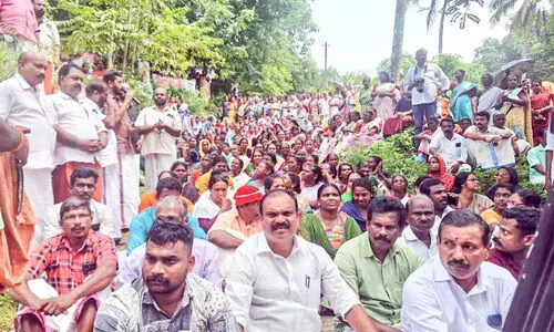 പാലമേൽ മറ്റപ്പള്ളി മലയിൽനിന്ന് മണ്ണെടുക്കാൻ നീക്കം; പ്രതിരോധം തീർത്ത് ആയിരങ്ങൾ പാലമേൽ മറ്റപ്പള്ളി മലയിൽനിന്ന് മണ്ണെടുക്കാൻ നീക്കം; പ്രതിരോധം തീർത്ത് ആയിരങ്ങൾ