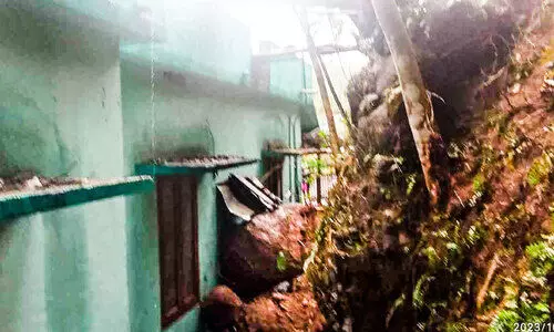 സംരക്ഷണഭിത്തി ഇടിഞ്ഞ്​ ആയുർവേദ ആശുപതിയുടെ ഭിത്തി തകർന്നു