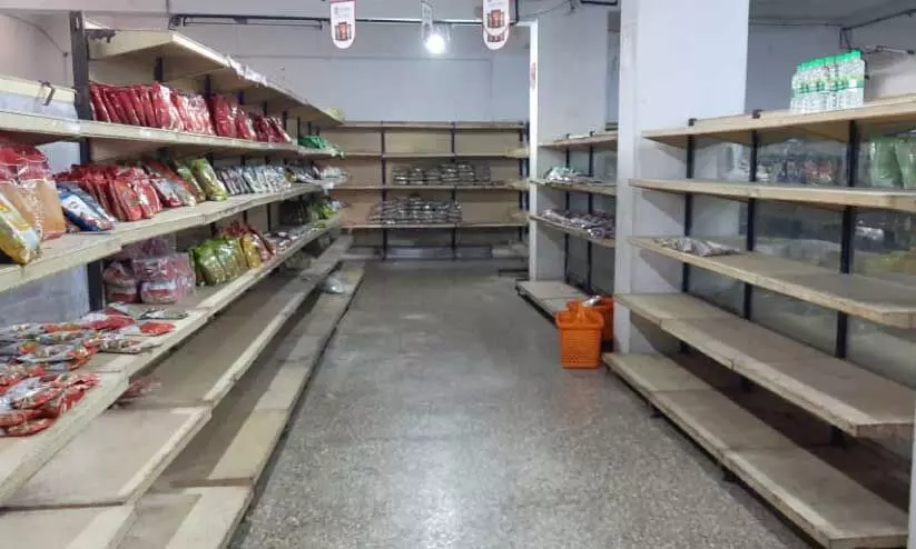 കോഴിക്കോട് മാവൂർ റോഡിലെ സപ്ലൈകോ ഔട്ട്‍ലെറ്റിൽ സബ്സിഡി സാധനങ്ങളില്ലാതെ തട്ട് ഒഴിഞ്ഞുകിടക്കുന്നു