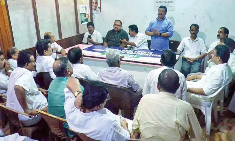 പെ​രി​ന്ത​ൽ​മ​ണ്ണ​യി​ൽ റോ​ഡ് ത​ക​ർ​ച്ച​ക്കെ​തി​രെ​യു​ള്ള സ​മ​ര​ത്തി​നാ​യി വെ​ള്ളി​യാ​ഴ്ച  രാ​വി​ലെ ന​ട​ന്ന യോ​ഗ​ത്തി​ൽ ന​ജീ​ബ് കാ​ന്ത​പു​രം എം.​എ​ൽ.​എ സം​സാ​രി​ക്കു​ന്നു